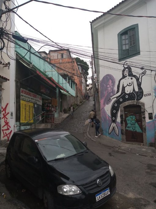 mdassisonline's tweet photo. Essa é a #LadeiraDoLivramento, na subida do morro onde nasceu #MachadoDeAssis em 1839. O mais surpreendente é que, a poucos metros de onde tirei essas fotos, se localiza o sítio arqueológico do #CaisDoValongo, por onde milhares de #escravizados entraram no Brasil. #RioDeMachado https://t.co/oD6NJZ6Zq3