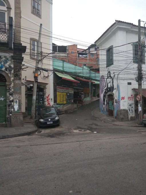 mdassisonline's tweet photo. Essa é a #LadeiraDoLivramento, na subida do morro onde nasceu #MachadoDeAssis em 1839. O mais surpreendente é que, a poucos metros de onde tirei essas fotos, se localiza o sítio arqueológico do #CaisDoValongo, por onde milhares de #escravizados entraram no Brasil. #RioDeMachado https://t.co/oD6NJZ6Zq3