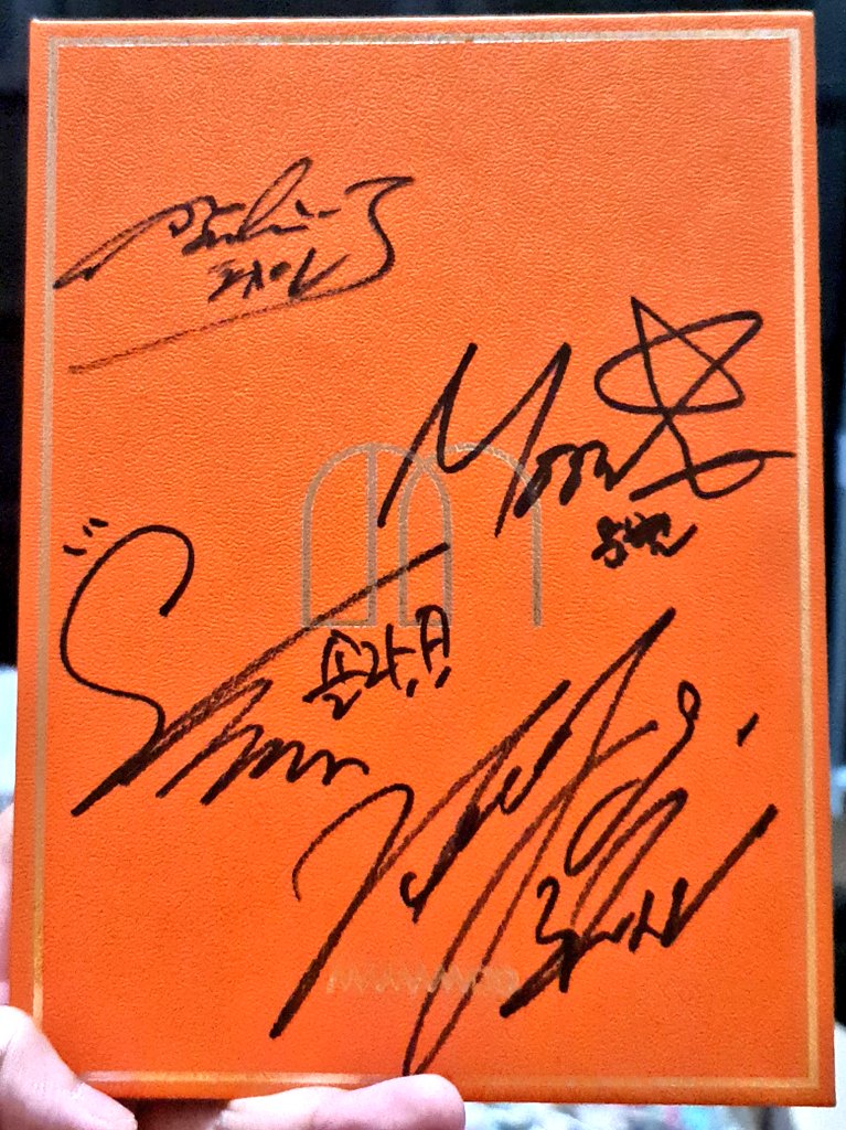 lunastellar619's tweet photo. Signed slim/thin type Melting https://t.co/VT8dzCGjyF