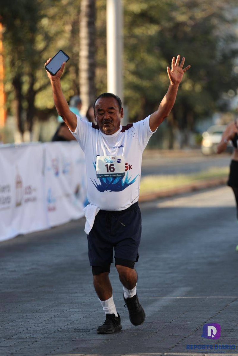 reportediariopv's tweet photo. Más de mil corredores en carrera #SEAPAL
#cuidalaunchorro
Un mexicano de Tonala vence a los kenianos, su hermana logra el primer lugar en femenil.
Leer nota https://t.co/UazTz03xAI
#Deportes #Carrera #PuertoVallarta #Hoy https://t.co/5KfrO9HO6Y