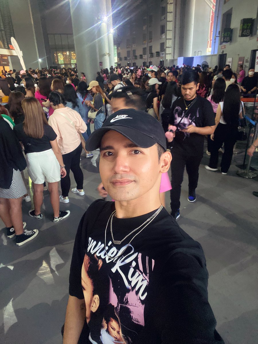 alwayscarlson's tweet photo. @ivansynck @BLACKPINK After pila sa labas, pila ulit pagbili ng tubig sa loob. Lol https://t.co/UhOvert9N7