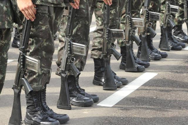 BlogdoNoblat's tweet photo. Militares da ativa descumprem regulamentos e seguem engajados após candidaturas nas eleições.
Integrantes das Forças Armadas que se licenciaram para concorrer retornaram no governo Lula e continuam a se manifestar politicamente nas redes, o que é proibido. (Globo) https://t.co/1NPb5DNoky