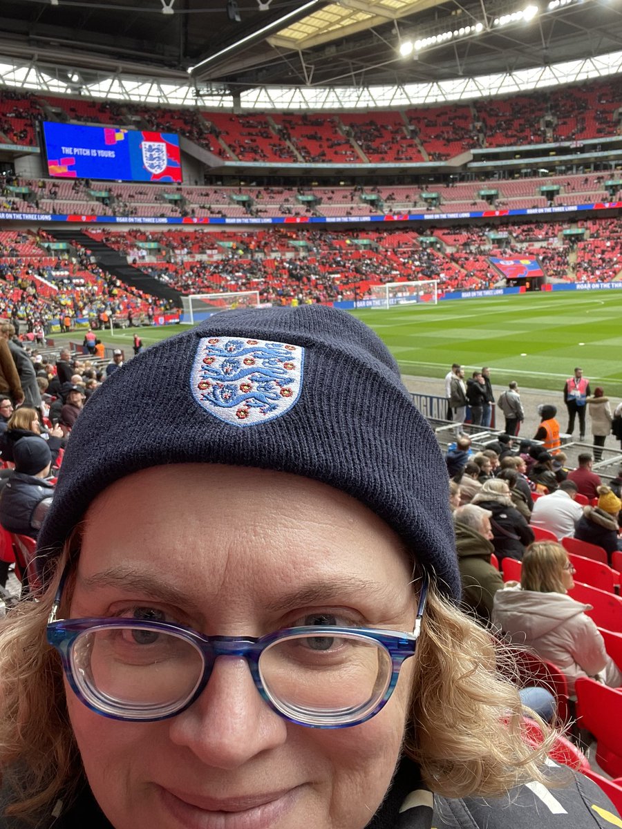 UKAlexCole's tweet photo. Back in the home of football #Wembley. My last England game was back in Doha at Al Bayt. Didn’t need my hat then! #EngvUkr 🏴󠁧󠁢󠁥󠁮󠁧󠁿🇺🇦 https://t.co/LoeBsWACSc