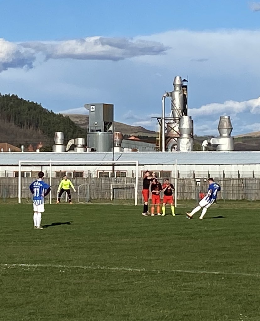 spiker1927's tweet photo. Last game from the Romanian ground hop. A tired ground, which I don’t think would pass any H&S certificate! 😂 AS Magura Târgu Ocna vs. AS Viitorul Căiuți - Romanian division 4. A 1-1 draw in a pretty low quality affair. #newground no.22 #fih2 😀 https://t.co/wFkzLwsh8F