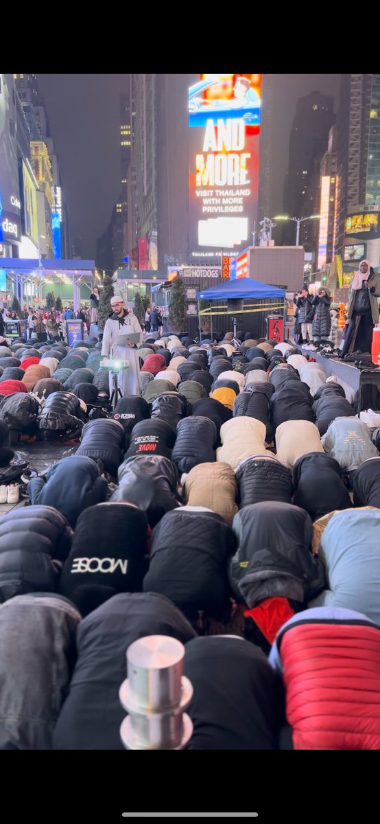 FatihSeferagic's tweet photo. 📍Times Square, New York 🗽🇺🇸

Last night Taraweeh prayer was held at the heart of New York City in Times Square, Manhattan, NYC. This is the city “That Never Sleeps”. https://t.co/1QTK0sgNf9