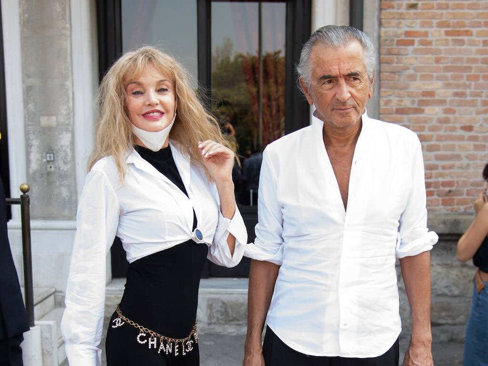 jppix2's tweet photo. C’est parce que BHL est un homme bulot qu’il s’est marié avec une femme pas lourde?🤔 https://t.co/aYSqBMKwzJ