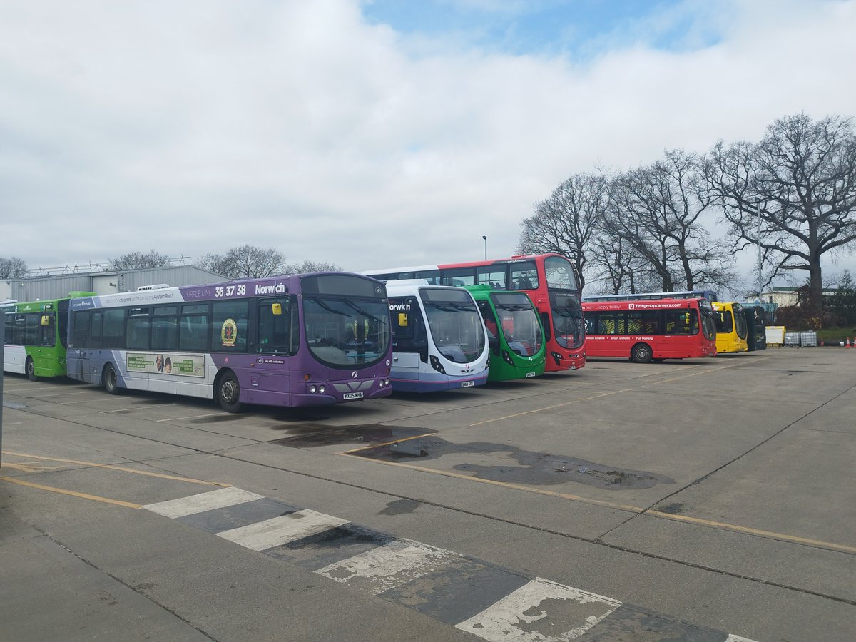 Ashleybus44's tweet photo. Roundtree way this afternoon looking rather colorful. These pictures were taken on a public path and I did not go in https://t.co/WleZ1wYtC2
