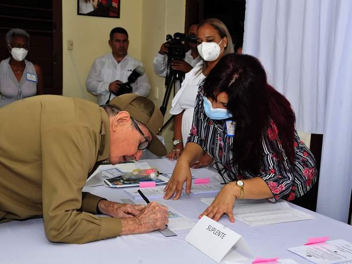 PartidoPCC's tweet photo. El General de Ejército Raúl Castro Ruz fue el primer elector del Colegio electoral 2, de la circunscripción 60, en el reparto Siboney, en el habanero municipio de Playa, en ejercer su derecho al voto este domingo. #Cuba #YoVotoXTodos
📸 Estudios Revolución https://t.co/YjbdY6rxTY