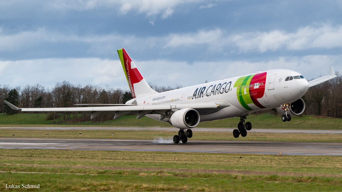 aviation_schmid's tweet photo. TAP Air Portugal Cargo / Airbus A330-200 / CS-TON / BSL - 25.3.23
#AvGeek #planespotting #planes #planespotter #aviation #aviationphotography #spotting #BSL #bslairport #tapcargo #airbus #a330 #cston https://t.co/0ubSPNCbHA