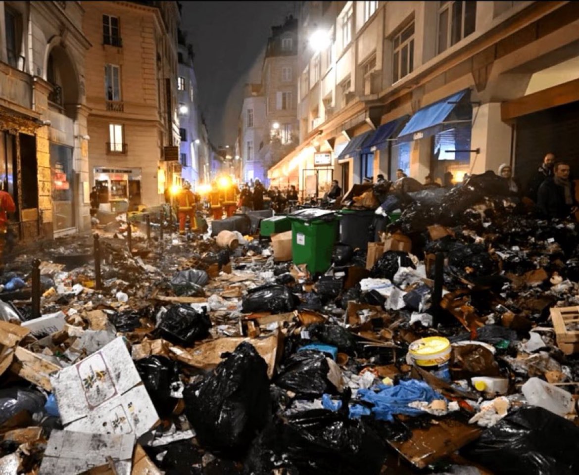santiagoespot's tweet photo. París: "ni un paper a terra!" https://t.co/7QcdSdhTjW
