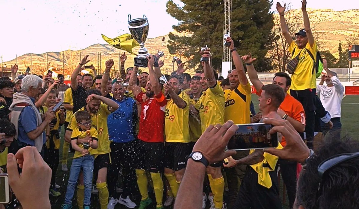 AytoRus's tweet photo. El trabajo y el esfuerzo tienen su recompensa. 
🖤💛¡¡ EL RUS ES DE PRIMERA !!🖤💛
Gran jornada de fútbol esta tarde en el terreno de juego contra el Quesada en la final de liga de ascenso a Primera Andaluza. 
Enhorabuena equipo. Enhorabuena afición. https://t.co/D0nMT9vIfO