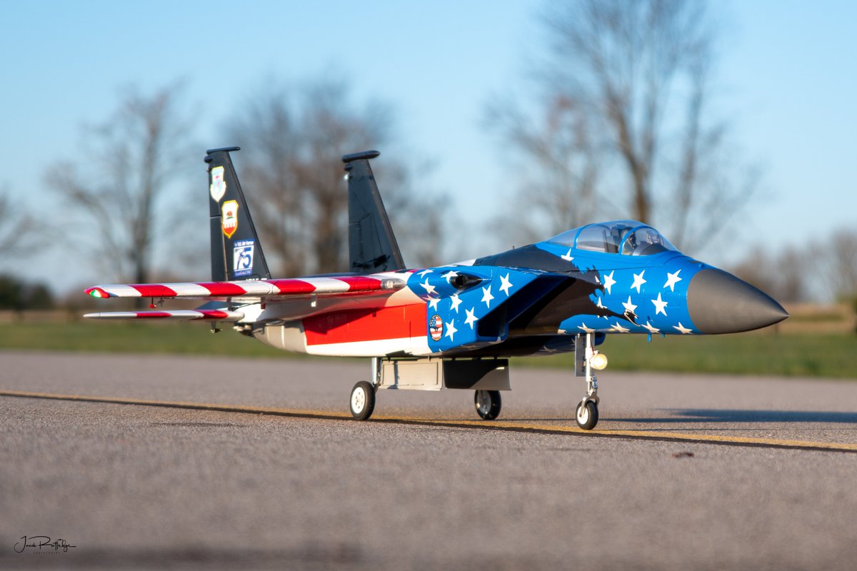 jmrutl01's tweet photo. U.S. Air Force F-15C Eagle painted in a special American Flag paint scheme assigned to the California Air National Guard, 144th Fighter Wing.
Similar to the full scale jet, this RC Jet not only looks good, it flies too.
#avgeek #144thfighterwing #teamfresno #motionrc https://t.co/bnqEAlLzJz