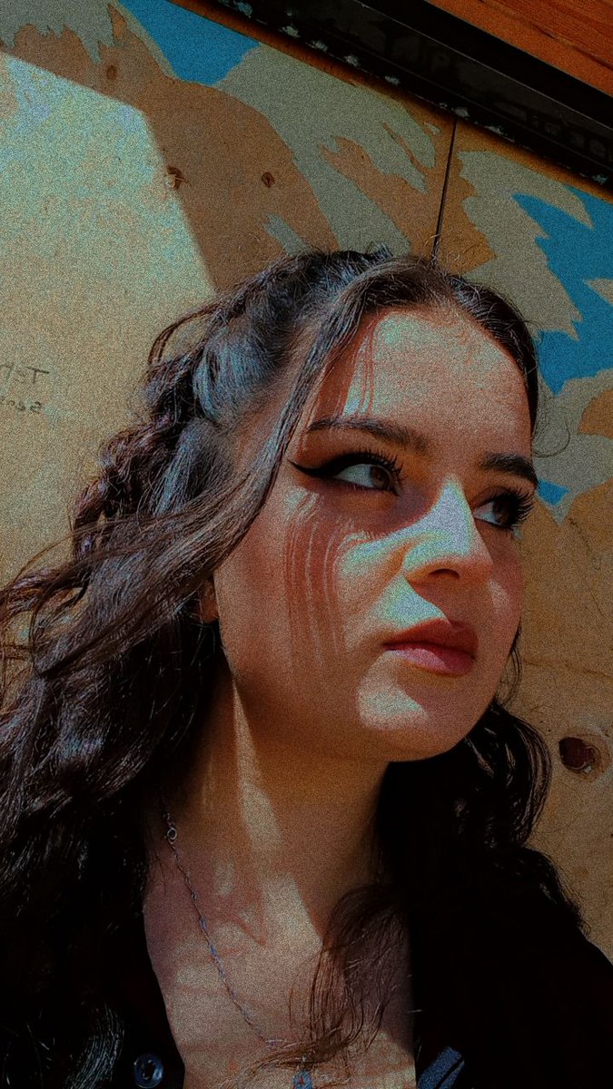 songuloss's tweet photo. Bir Reddit kullanıcısı Yapay Zeka ile  her şeyi içinde yaşayıp dışarıya umursamaz izlenimini veren,herkese akıl verip o aklı kendininde kullanamayan insan modelini oluşturdu. https://t.co/fE42RsyROW