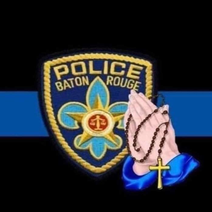 Praying for the officers lost in a helicopter crash this morning in Baton Rouge. https://t.co/CmiX4M4xz1