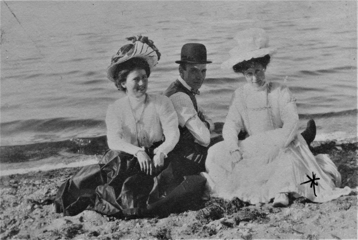 maleobserver's tweet photo. I love #genealogy & the Internet because I bring life to my ancestor's lives. The old people I knew as a boy I never realized about their exciting lives. The #Conns, Grandma's family were a remarkable bunch. Today I wrote an obit for a cousin I never knew. https://t.co/Xb2VRri1KL https://t.co/Hm1vs2lfvE