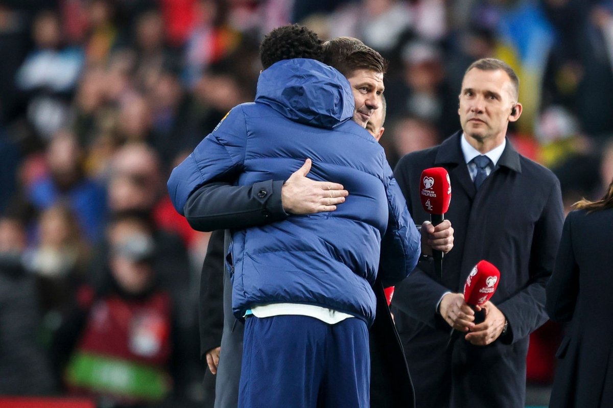 TheAnfieldTalk's tweet photo. Steven Gerrard is a role model for everyone ❤️ https://t.co/ZzHHOrGOFX