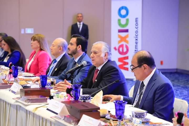 SECTUR_mx's tweet photo. 📍Se llevó a cabo la XLIX Sesión Ordinaria de @asetur_mx en el marco del #TianguisTurístico, donde el secretario de #Turismo TorrucoTurismo reconoció el gran trabajo en equipo que realizan los titulares de las Secretarías de Turismo.

#CapitalDeTurismo #TianguisTuristico2023 https://t.co/MtJqPd6hyN