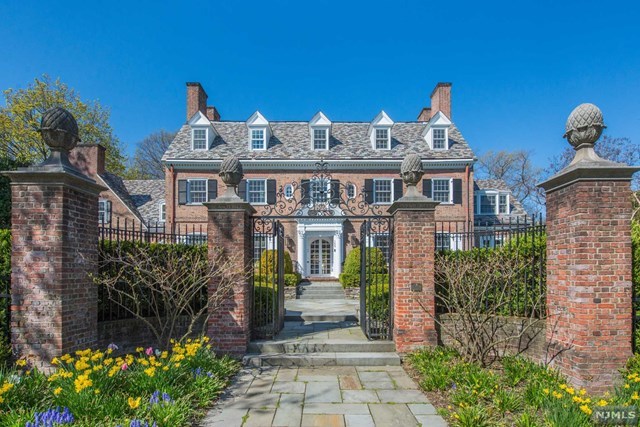 BBBBillFarlie's tweet photo. Where @The_signaturist began in a dusty third-floor attic, with two boys and a dream over 40 years ago. Former family home of Montclair Mayor William Farlie. #autograph #TheAnchorage @MontclairNJGov  #autographs #autograph #history #Montclair #UpperMontclair https://t.co/HrSHTTVoVp