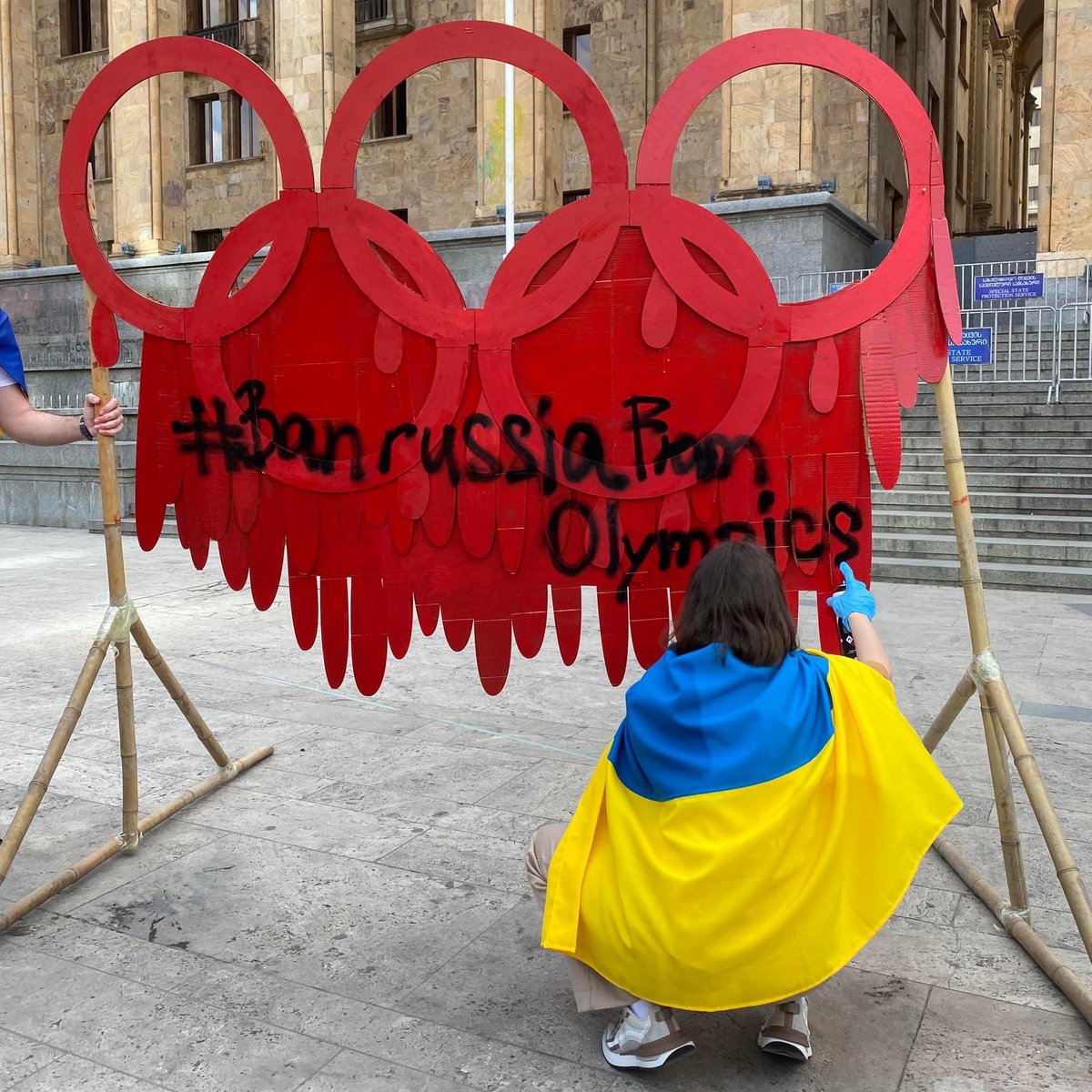 Ukrainian activists, along with European Georgia, demand to keep Russians and Belorussians out of the Paris #Olympics 🇬🇪🇺🇦