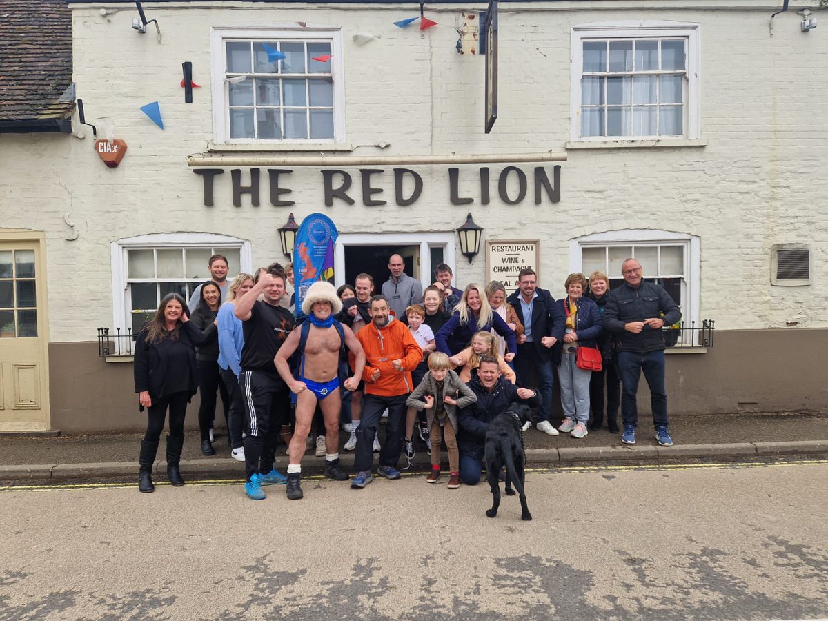 The support today was another level, warmed me cockles right up 💙 Seriosuly thank u everyone who came out (got a few quid tucked into me knickers 😮) and even a saw a famous face  <a href="/mikebreakfast/">Mike Bushell</a> 🤩

If u can, pls donate - 👉️ gofund.me/e6c6d6f3  🙏 #mentalhealthmatters