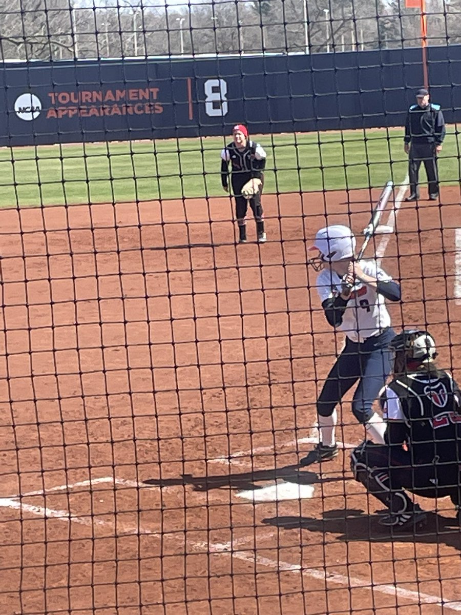 Beautiful day to watch <a href="/2022Alaina/">Alaina Miller</a> Miller <a href="/IlliniSB/">Illinois Softball</a>. #DragonsInCollege