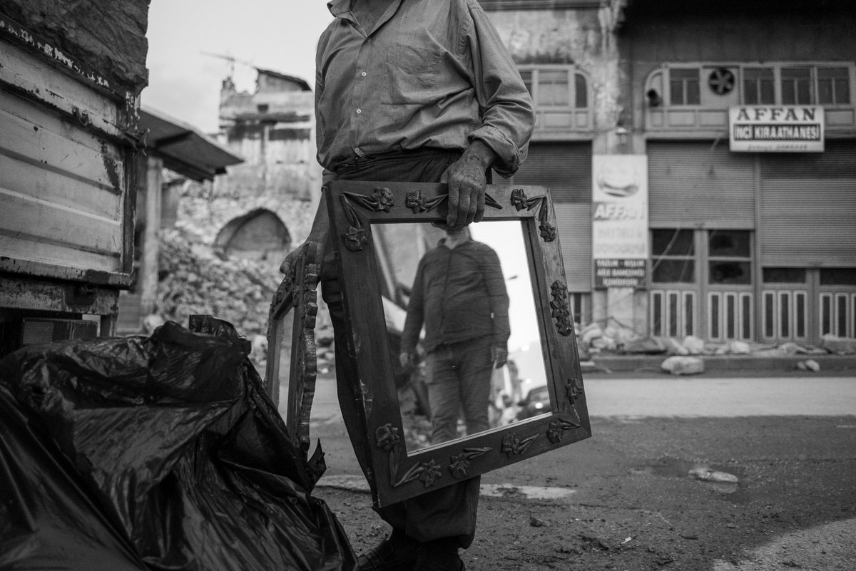 Burada tek gündem var: #Deprem

Kalanların birçoğu "Şanslı olanlarımız ölülerini gömdü, bazılarımız gömemedi bile. Hepimiz için savaş yeni başlıyor." diyor.

Arkada tarihi Affan Kahvesi görülüyor. Önde ise enkazdan eşyalarını çıkarmaya çalışanlar.

26 Mart, #Hatay