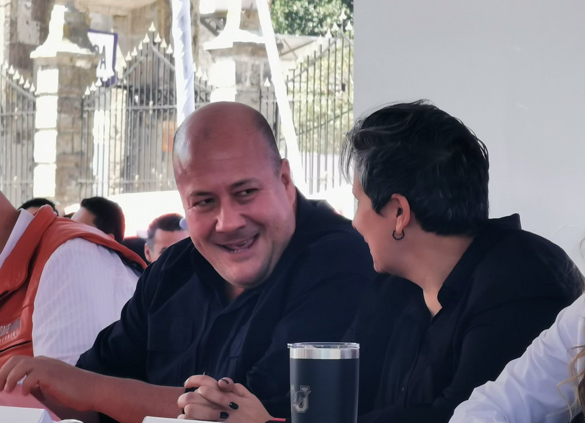 Este el Movimiento de la Alegría, así capturaron esta imagen ayer, quizá es la etapa más feliz para mi en política, porque me siento plena, valorada y feliz, porque tengo amigos que en esto es difícil obtener, porque amar a Jalisco me ha dado una vocación renovada.
