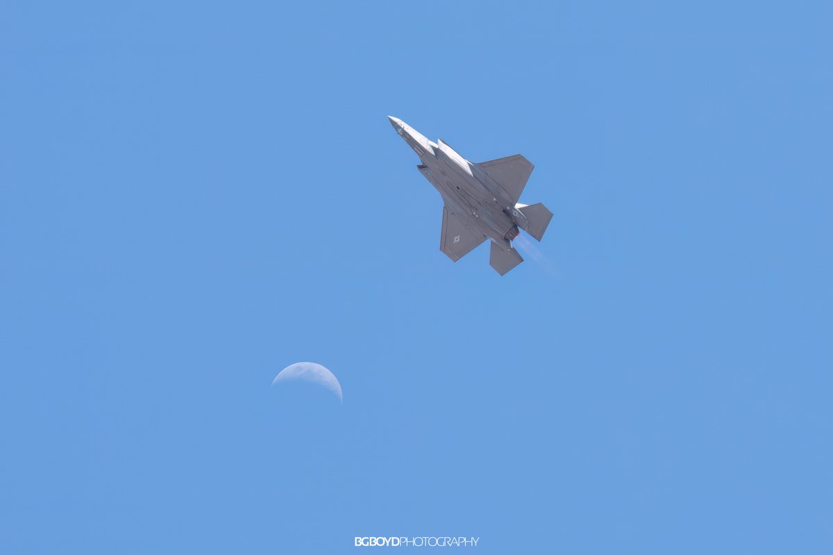 bgboydphoto's tweet photo. So, even though I don't really do astro anymore, I still have a thing for the #moon and ALWAYS see it. This was not a lucky shot, I was watching and waiting for him to fly close to it. #airshow #f35 #airforce #dm #dmafb #aviation

📋 100mm | 1/1000s | f/6.3 | ISO-320 https://t.co/k1x2nMlPw3