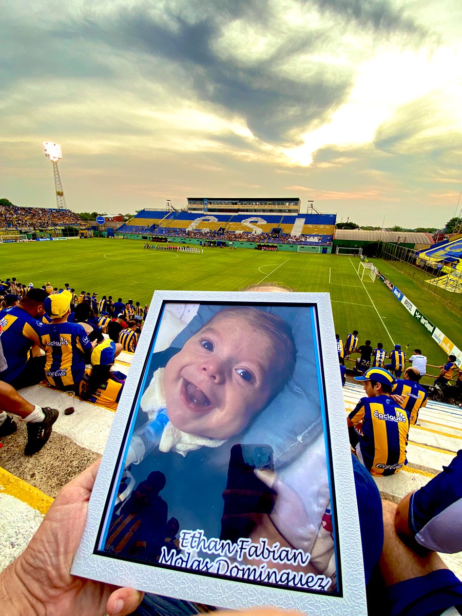 MolasMarcelo's tweet photo. Finalmente cumplí la promesa que te hice en el hospital, hoy estuviste conmigo en la cancha 👼🏼 no como lo habíamos planeado, pero estuviste… Una victoria más para vos mi ángel hermoso💙💛 https://t.co/OJYBUXXhpn