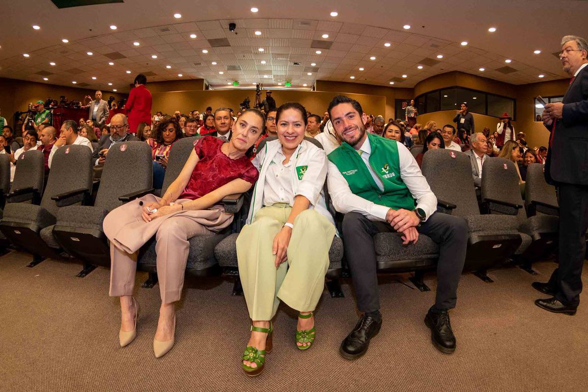 pepecouttolenc's tweet photo. Hoy reiteramos nuestro compromiso con las y los mexiquenses, asegurándoles que la esperanza llegó y que juntos haremos historia.
¡Estamos listos para la #BatallaMaestra! @delfinagomeza @horacioduarteo @karencastrejont @Claudiashein @MaraLezama @EvelynSalgadoP @salomonj https://t.co/cVGC4vnkNN