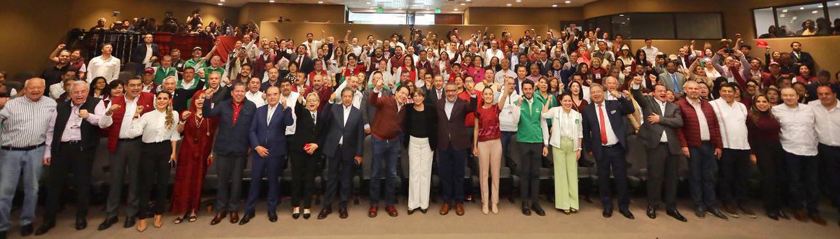 pepecouttolenc's tweet photo. Hoy reiteramos nuestro compromiso con las y los mexiquenses, asegurándoles que la esperanza llegó y que juntos haremos historia.
¡Estamos listos para la #BatallaMaestra! @delfinagomeza @horacioduarteo @karencastrejont @Claudiashein @MaraLezama @EvelynSalgadoP @salomonj https://t.co/cVGC4vnkNN