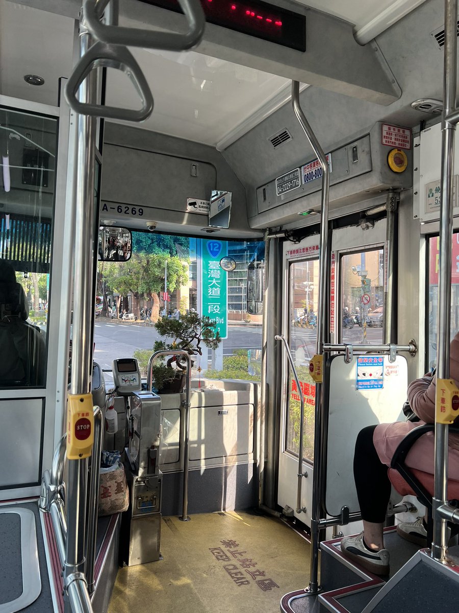 ขอโหวตให้ลุงคนขับรถเมล์สาย 324 กะเช้า7โมง ขึ้นกี่รอบก็รู่สึกว่ารถเมล์ที่ดีมันควรเป็นแบบนี้ป่ะวะ เงียบสงบ ไม่เบรคแรงๆ ถามทางก็ตอบ และรถสะอาด+แอร์เย็นพอดี!! ล่าสุดเอาบอนไซมาปลูกละ 55555555555