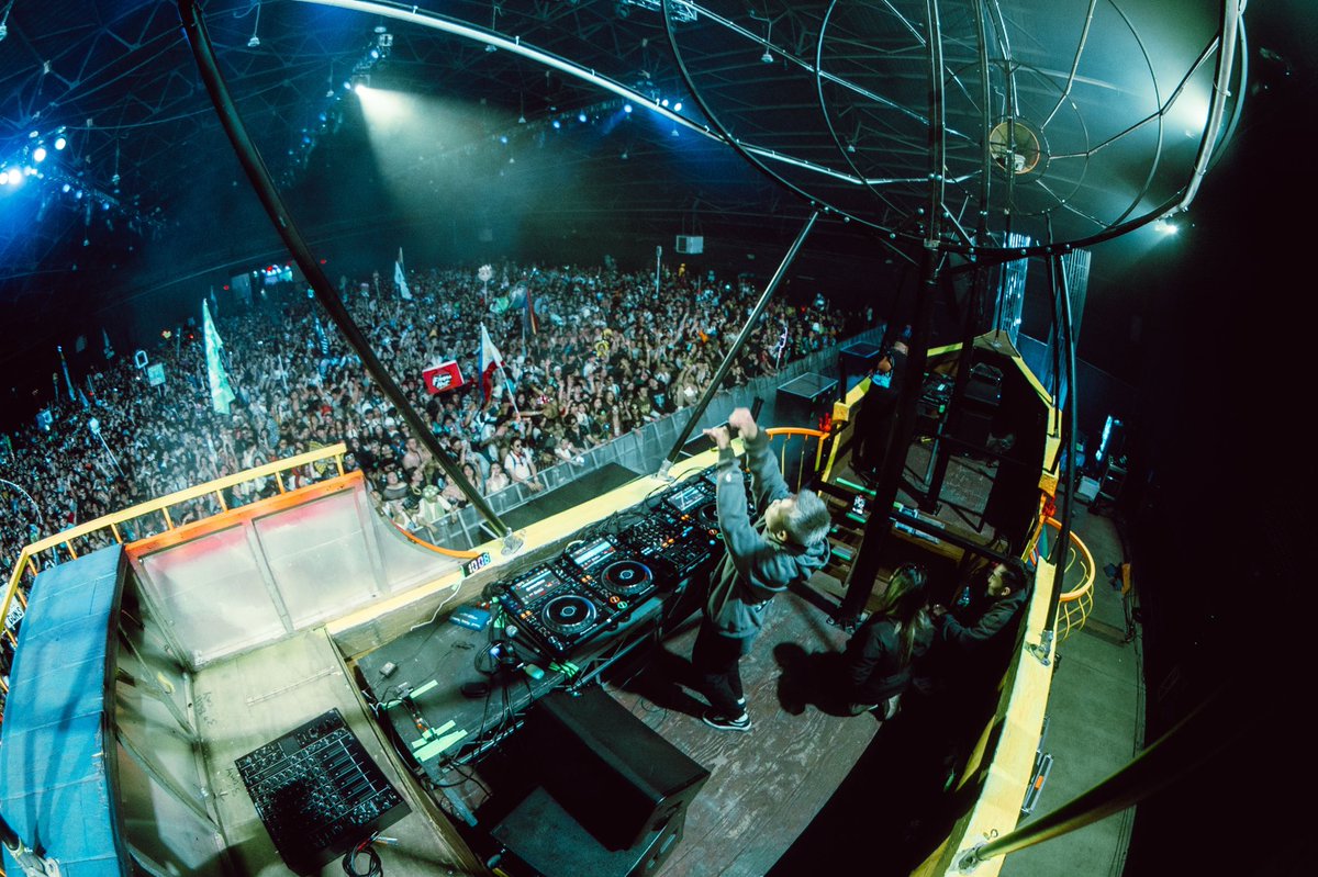 I know i haven’t been really posting on Twitter, but damnnnn

Felt so much love last night. Love you guys so much &amp; thank you for letting me live out my dreams.

I heard they wouldn’t let people in the room 😭

PC : <a href="/ramvista_/">RĀM📸🧸</a>