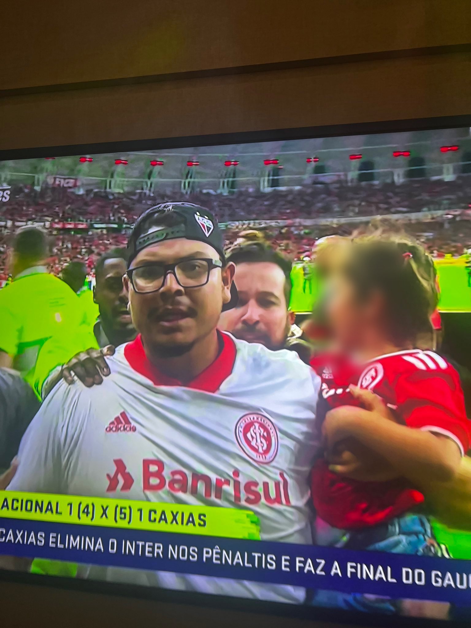 O que vai acontecer com torcedor que invadiu gramado do Beira-Rio com  criança para agredir um jogador?