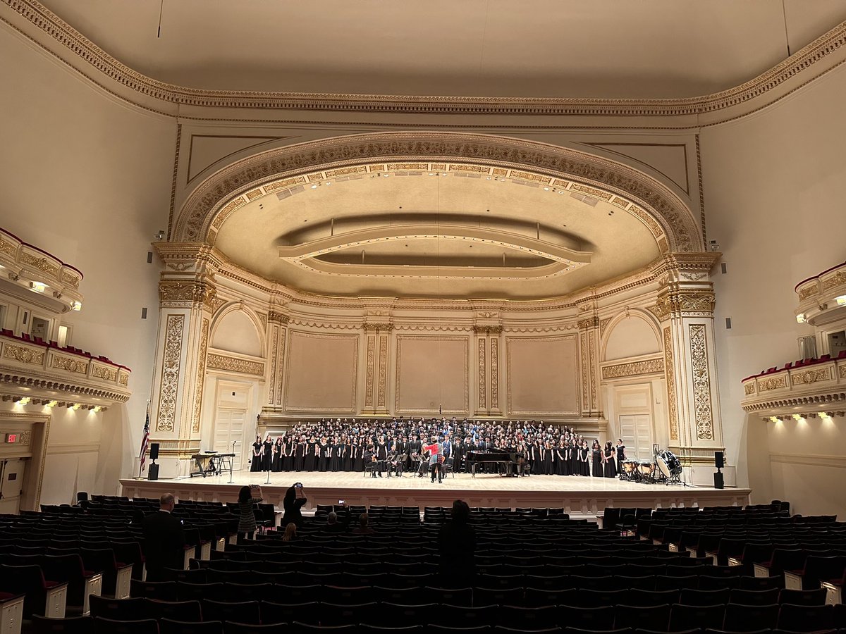 Americas_HS's tweet photo. @BlazerNationAHS at Carnegie Hall- New York! 🗣️🎶 Way to represent @Americas_HS! @KTSMtv @RManriquez_AHS @EOrtiz_AHS @carnegiehall https://t.co/8XfjyT7bmE