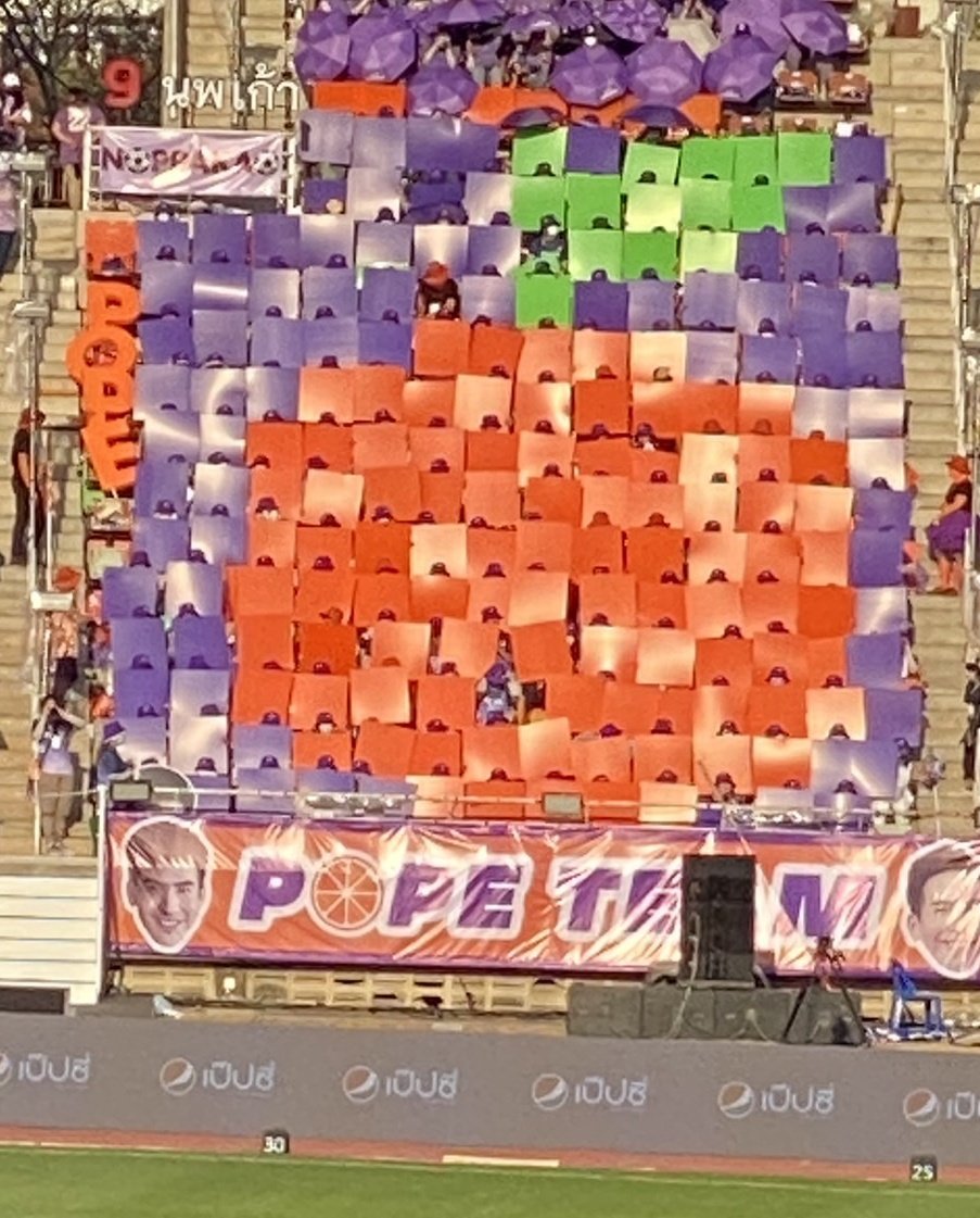 MOMPPLLL3's tweet photo. ขอบคุณทุกคนที่ขึ้นสแตนด์ #popearmy 

ขอบคุณที่ทุกคนมาทำให้พปรู้ว่าพวกเรายังอยู่ตรงนี้เสมอ

ขอบคุณทุกคนที่อดทนกับแดดที่ร้อนมาก 

ขอบคุณทุกคนจากใจจริงๆ

สแตนด์จะไม่สวยงามขนาดนี้ถ้าขาดทุกคน

รักพี่โป๊ปด้วยกันแบบนี้ไปนานๆนะคะ

#popezaap 
#53ปีช่อง3ดีต่อใจ
#BelovedFestival53ปีดีต่อใจ https://t.co/qgBqAbyy1s