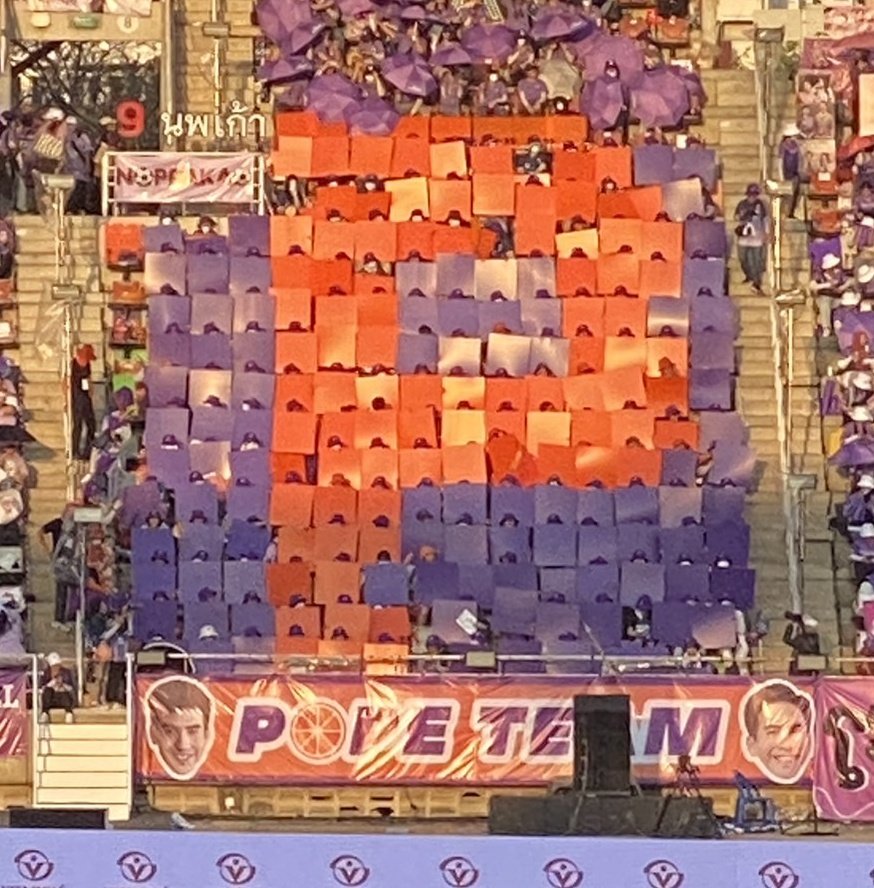 MOMPPLLL3's tweet photo. ขอบคุณทุกคนที่ขึ้นสแตนด์ #popearmy 

ขอบคุณที่ทุกคนมาทำให้พปรู้ว่าพวกเรายังอยู่ตรงนี้เสมอ

ขอบคุณทุกคนที่อดทนกับแดดที่ร้อนมาก 

ขอบคุณทุกคนจากใจจริงๆ

สแตนด์จะไม่สวยงามขนาดนี้ถ้าขาดทุกคน

รักพี่โป๊ปด้วยกันแบบนี้ไปนานๆนะคะ

#popezaap 
#53ปีช่อง3ดีต่อใจ
#BelovedFestival53ปีดีต่อใจ https://t.co/qgBqAbyy1s