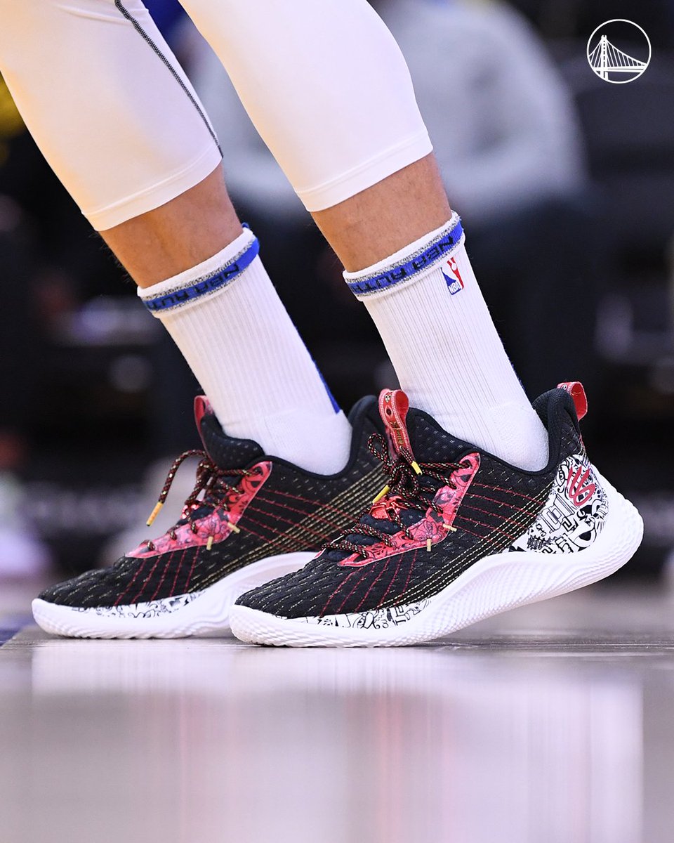 Stephen's rocking the Curry 10 'China PE' colorway tonight on Warriors Ground

#CurryBrand