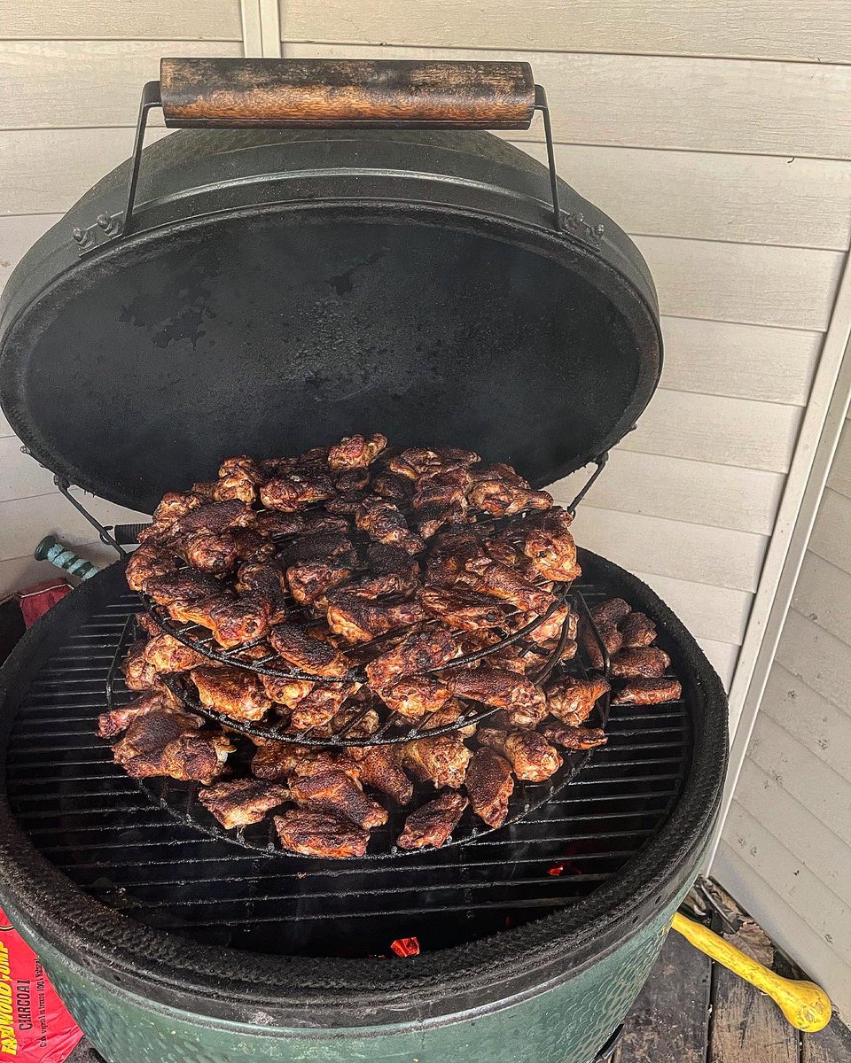 FunkmeisterND's tweet photo. Birthday dinner for @__nickf out of all the things I make he wanted my #chickenwings #buffalochickenpizza #bbqchickenpizza #bge #bgenation #biggreenegg #funkbbq #foodporn https://t.co/6887vshxAg