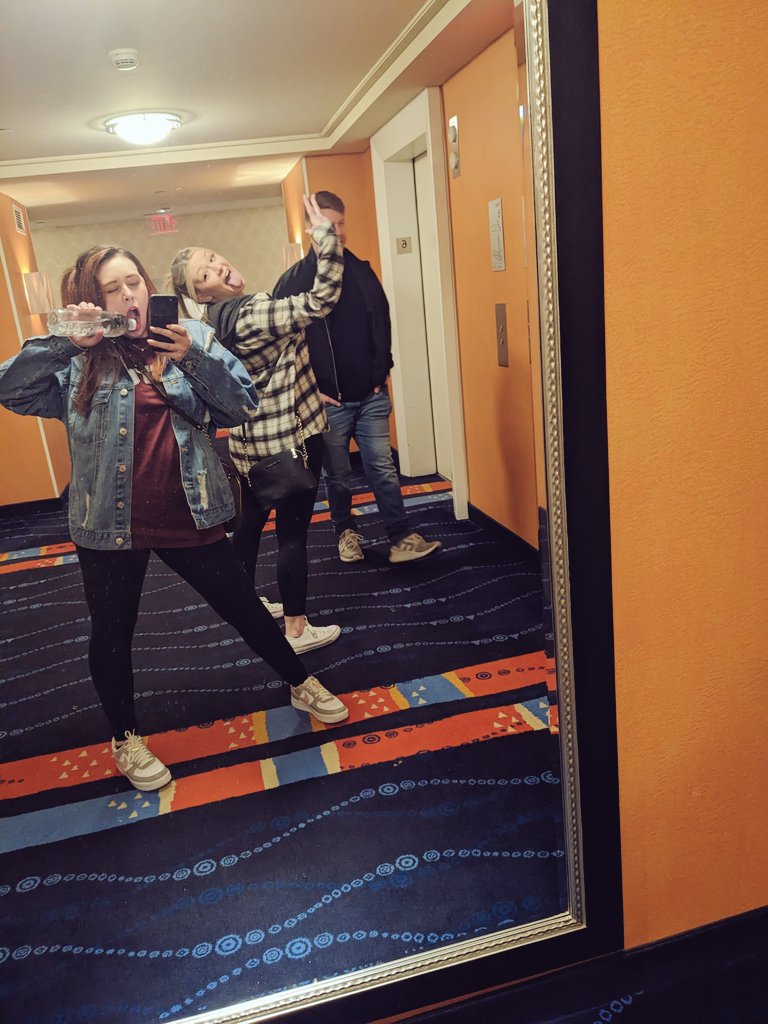 Olivehobbits's tweet photo. Heading out to enjoy our last night ✨ https://t.co/F1m3R20hb8