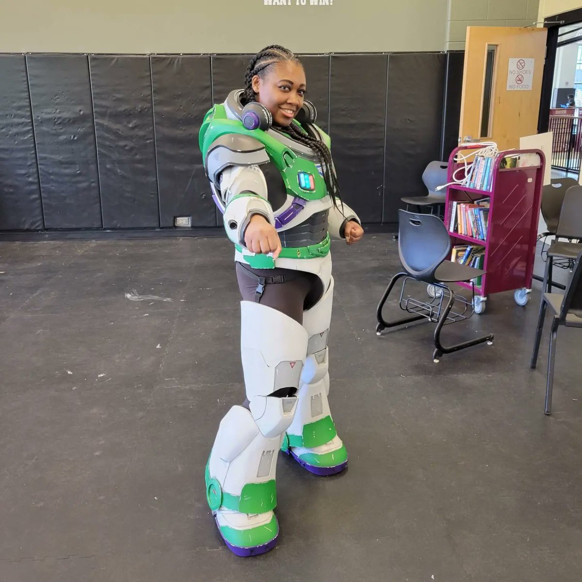 I'll work on my posing, but I'm so giddy wearing this! 😁😁😁

Again, I'm not Buzz Lightyear.