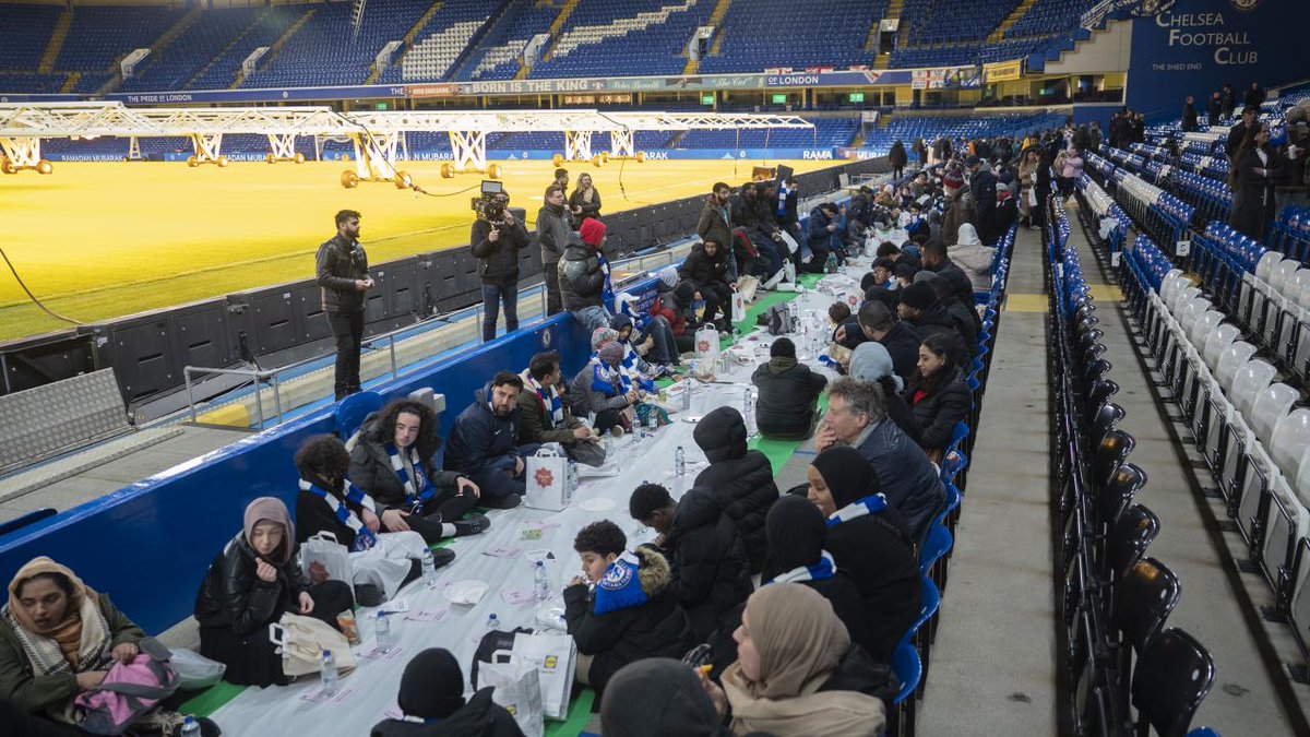 trthaber's tweet photo. Chelsea, Premier Lig tarihinde bir ilke imza atarak, Stamford Bridge Stadı'nda iftar programına ev sahipliği yaptı.

https://t.co/bsgpTLnbxX https://t.co/YlOJGfcSeR