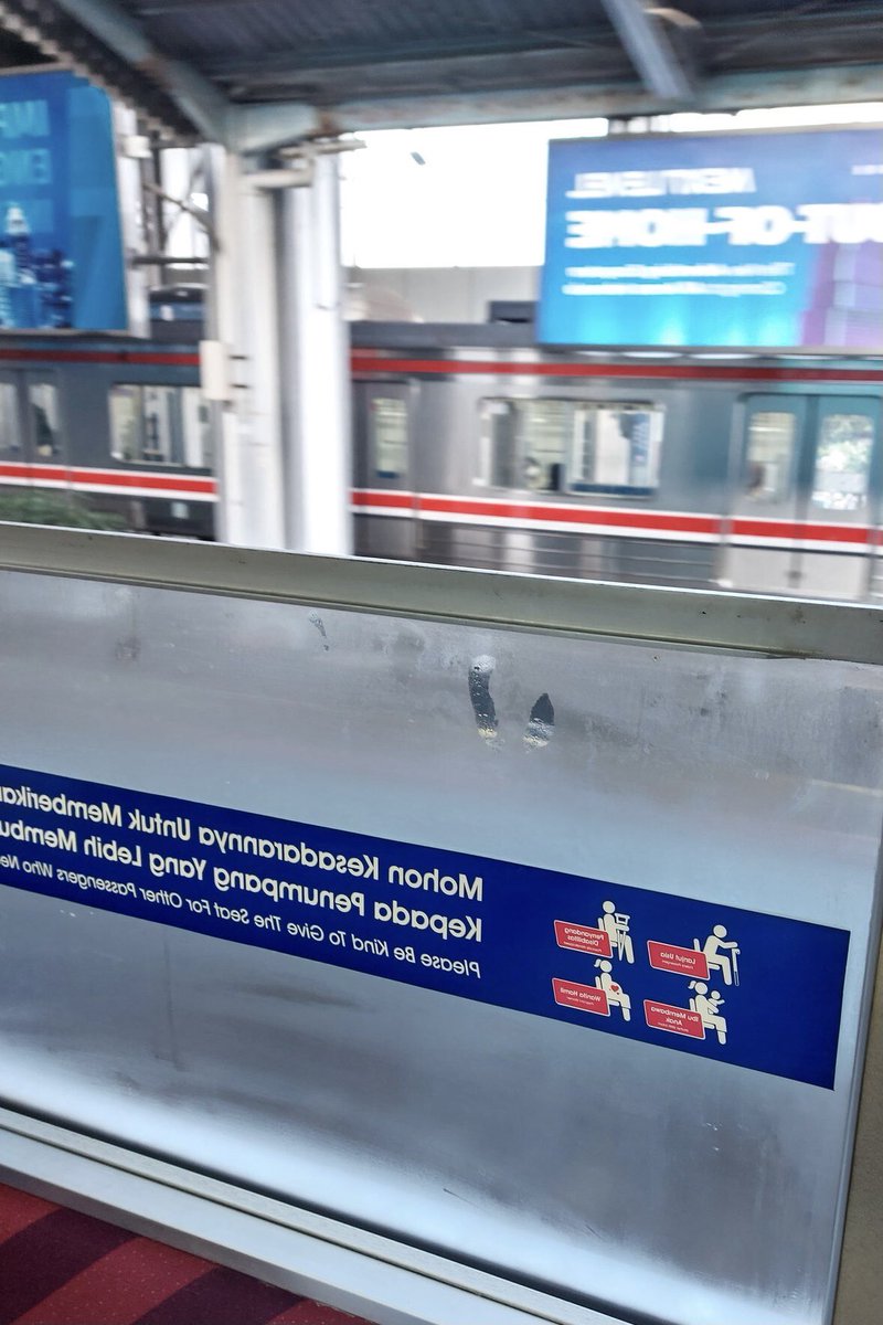 worksfess's tweet photo. Work! Kalo kaca krl udah turun di jam kerja gini, artinya ga main main-main. Di tunggu hasil rapat nya hari ini ya bapak2 dpr ku, semoga ada solusi. https://t.co/0hRn5TzG9x