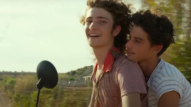 #stranizzadamuri Il coraggio di essere se stessə. Il coraggio di farsi paese, quando intorno a te un paese non c'è. E di non rinunciare a quel bacio.
Sulle ruote di un motorino si può anche volare.
Giorgio e Toni ❤️
#beppefiorello <a href="/samusegreto/">samusegreto</a> @gabrielepizzurro_
#LGBTQIA