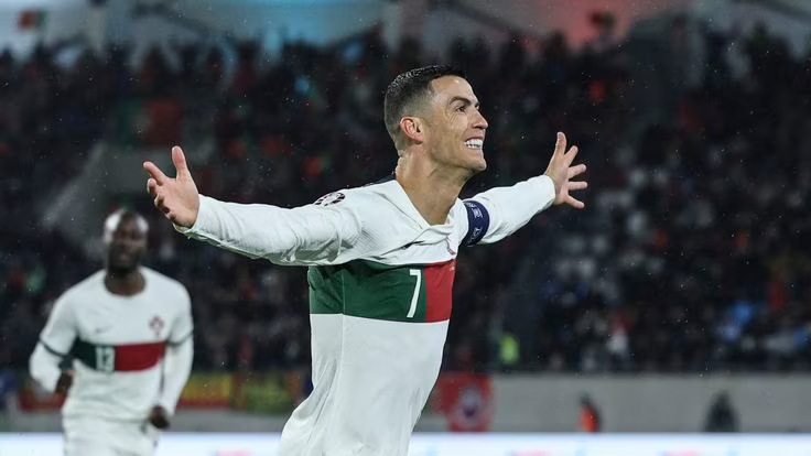 Cr7stianismo_'s tweet photo. 🚨Cristiano Ronaldo tras el partido de hoy:

-834 goles en su carrera (RÉCORD).
-814 goles en partido oficial (RÉCORD).
-123 goles en su selección (RÉCORD).
-103 goles en su selección en partido oficial (RÉCORD).

El mejor de la historia sigue haciendo historia🐐 https://t.co/UoelJbGFgA