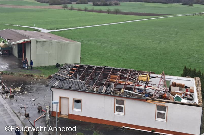 TorKUDde's tweet photo. 🔵 Tornadoverdacht in #Annerod:
Heute (26.03.2023) kam es in der Gemeinde Annerod bei #Fernwald in #Hessen zu verdächtigen Schäden an Dächern und Bäumen entlang einer schmalen Schneise. Es besteht der Verdacht auf einen #Tornado.
Mehr zum Fall folgt noch. https://t.co/qzVK3O62dY
