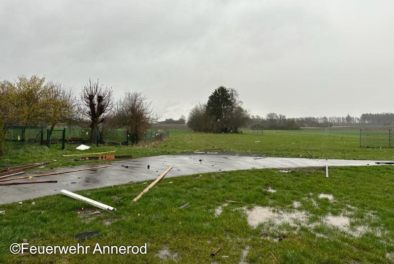 TorKUDde's tweet photo. 🔵 Tornadoverdacht in #Annerod:
Heute (26.03.2023) kam es in der Gemeinde Annerod bei #Fernwald in #Hessen zu verdächtigen Schäden an Dächern und Bäumen entlang einer schmalen Schneise. Es besteht der Verdacht auf einen #Tornado.
Mehr zum Fall folgt noch. https://t.co/qzVK3O62dY