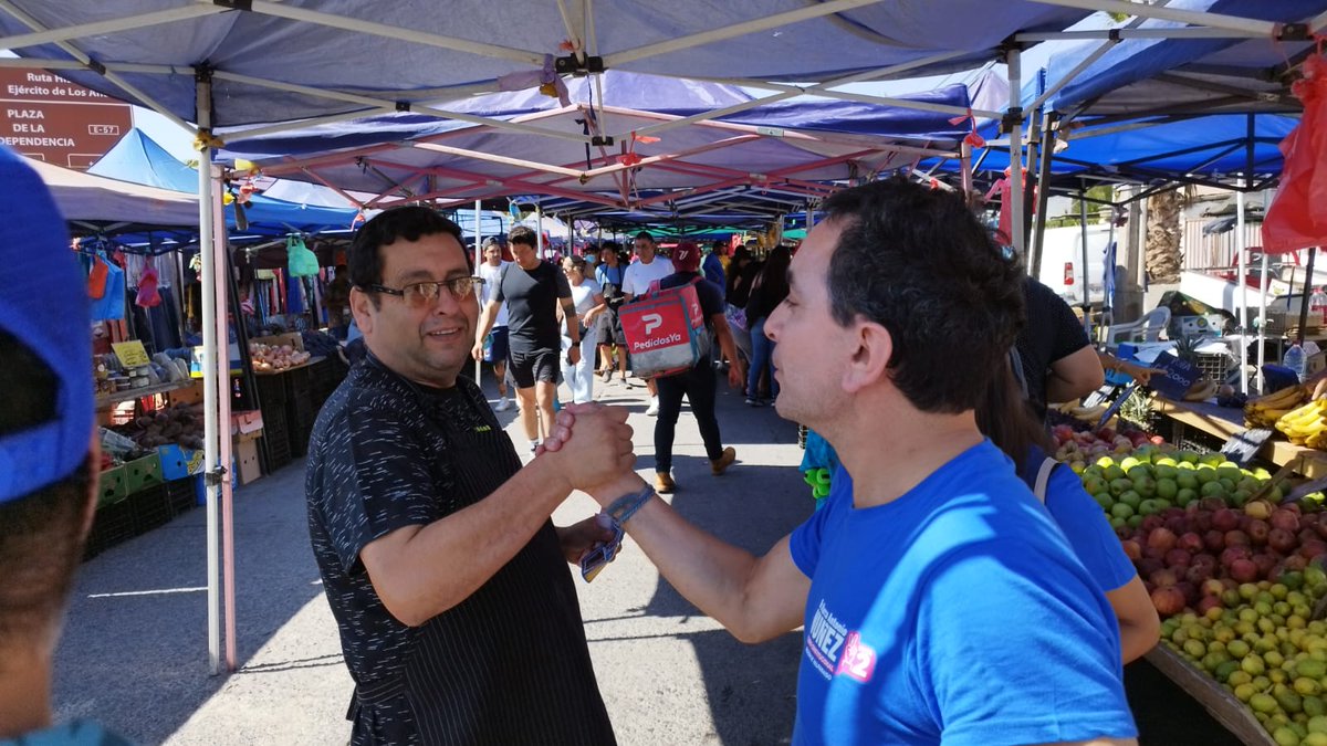 dr_marconunez's tweet photo. Hoy estuvimos en la feria libre de la ciudad de Los Andes, agradezco el cariño y apoyo de l@s andin@s a nuestra candidatura a Consejero Constitucional.

Este 7 de mayo, construyamos juntos un Chile mejor, con más seguridad y con justicia social para tod@s. @marconunez #vota2 ✌️ https://t.co/29BhkdQjxp