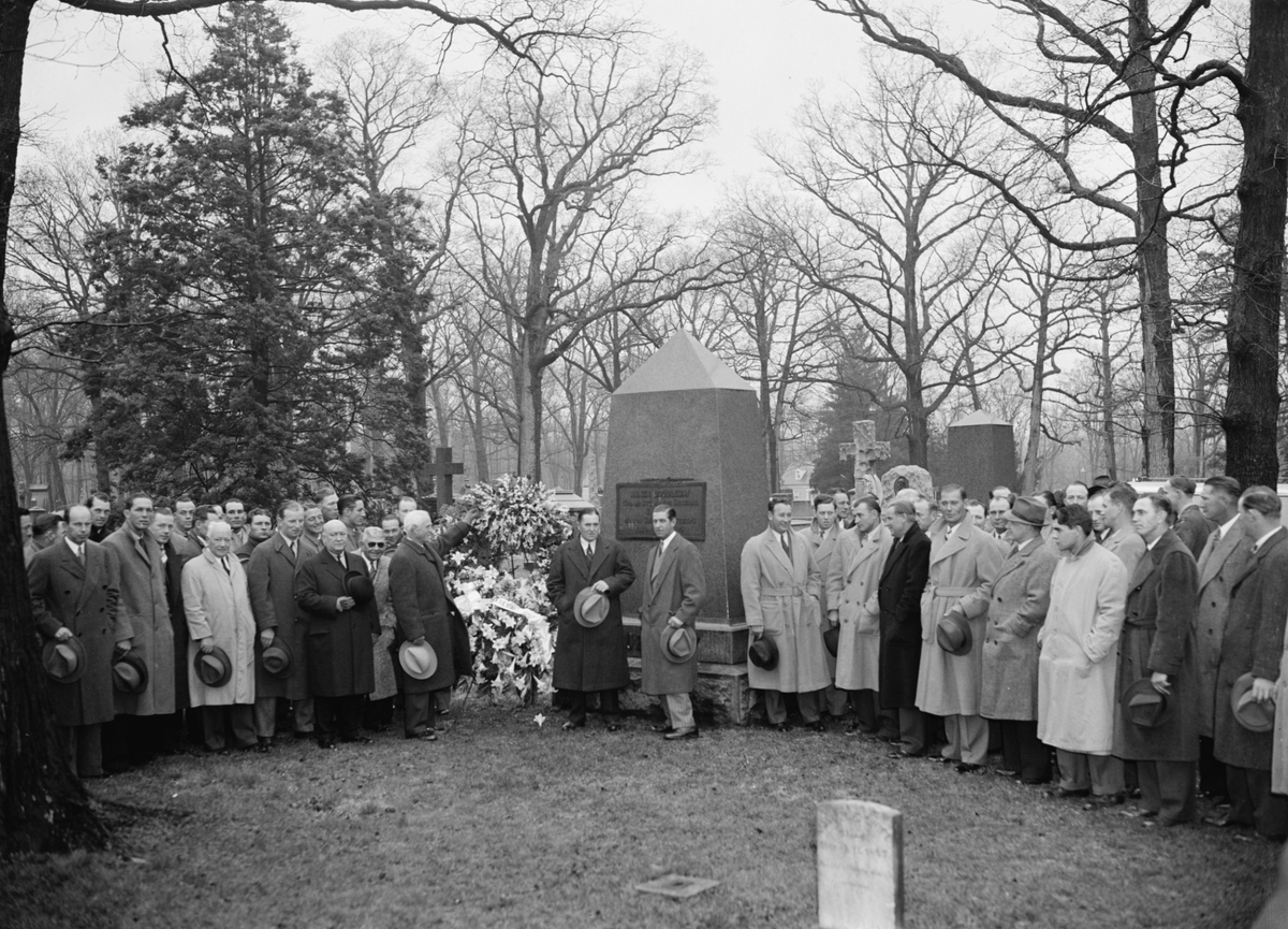 After rain washed away their Opening Day in 1939, members of the Senators (L) and Yankees (R) journeyed to Arlington National Cemetery to lay a wreath at the grave of Abner Doubleday. #MLBDapperDays