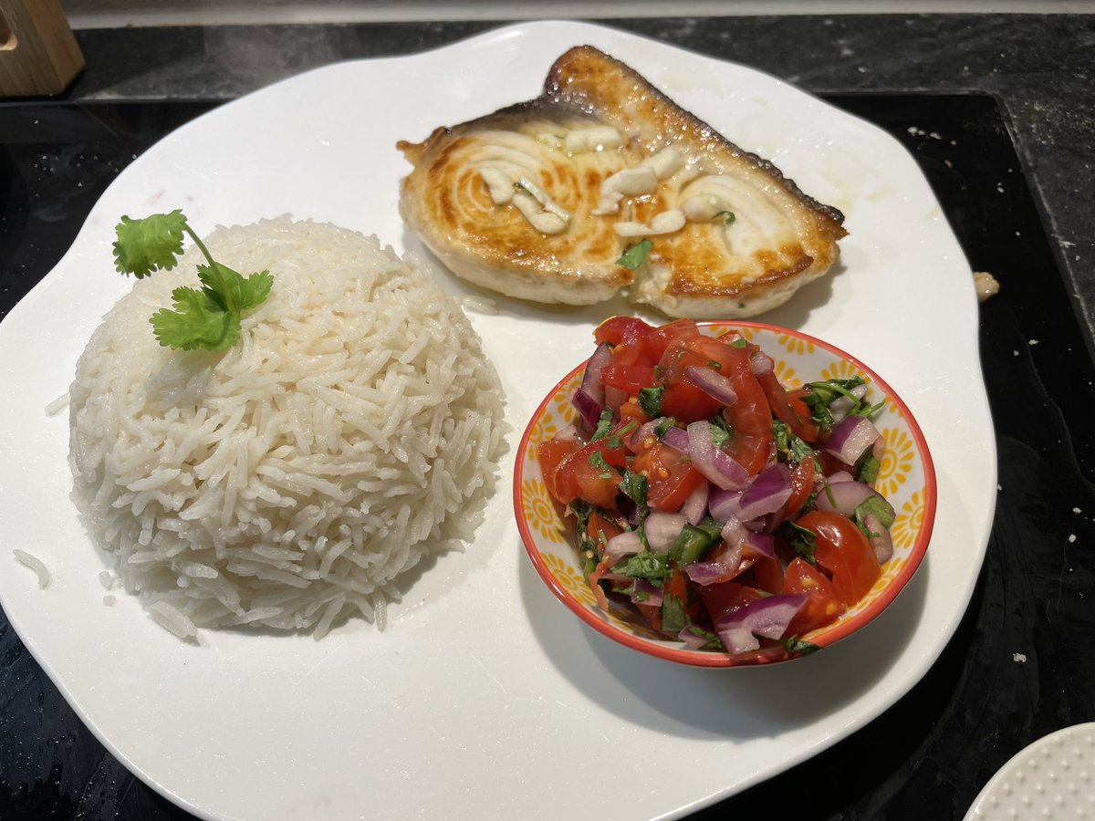 DanseusedeTango's tweet photo. #Sunday_dinner bliss 🥰 I love swordfish so whenever I see it during Saturday shopping I buy it. First had it in Italy and I eat it always the same way: pan fried with 🇮🇹 EVOO and served with fresh garlic and a drizzle of very good EVOO (my fav is from Chteau d’Estoublon) https://t.co/OiC85cRhyC